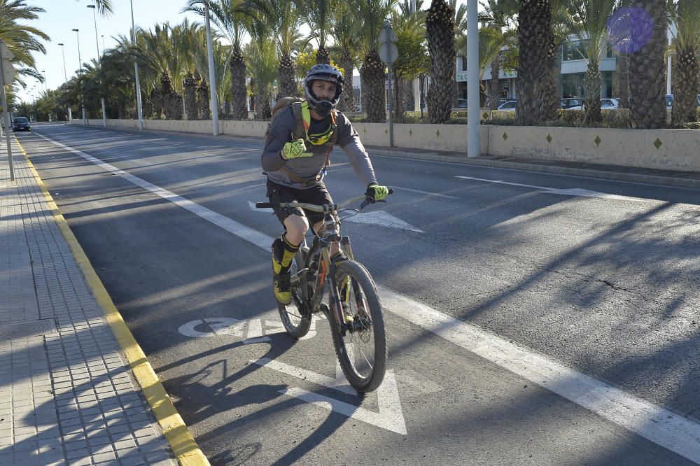 El carril bici en la avenida de la universidad