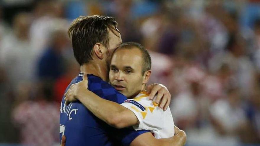 Rakitic e Iniesta se abrazan al final del partido. // Sergio Pérez