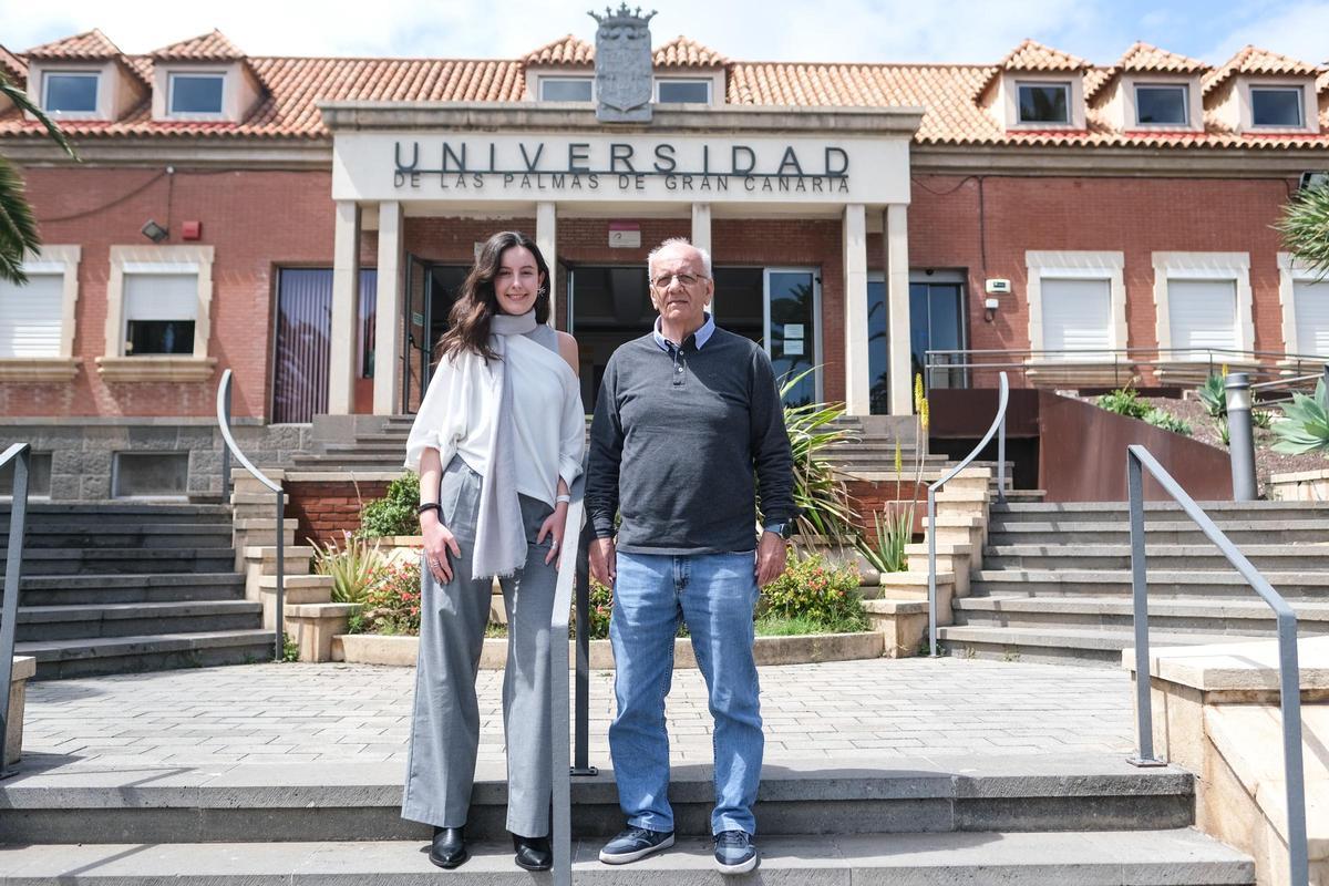 Carolina y Domingo, frente a la fachada de donde se imparten las titulaciones de la formación senior.