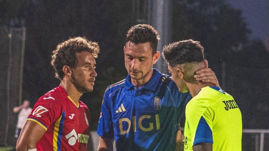 Borja Sánchez charla con Milla y Álex tras el partido del Oviedo frente al Getafe en Las Rozas. | GETAFE CF
