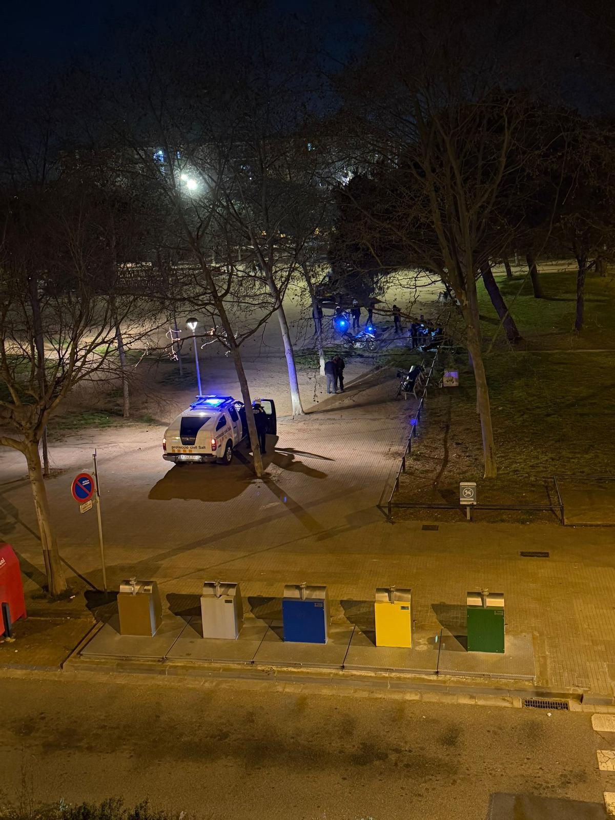 Presència policial al parc de la Massana de Salt, en una imatge nocturna de l’espai.