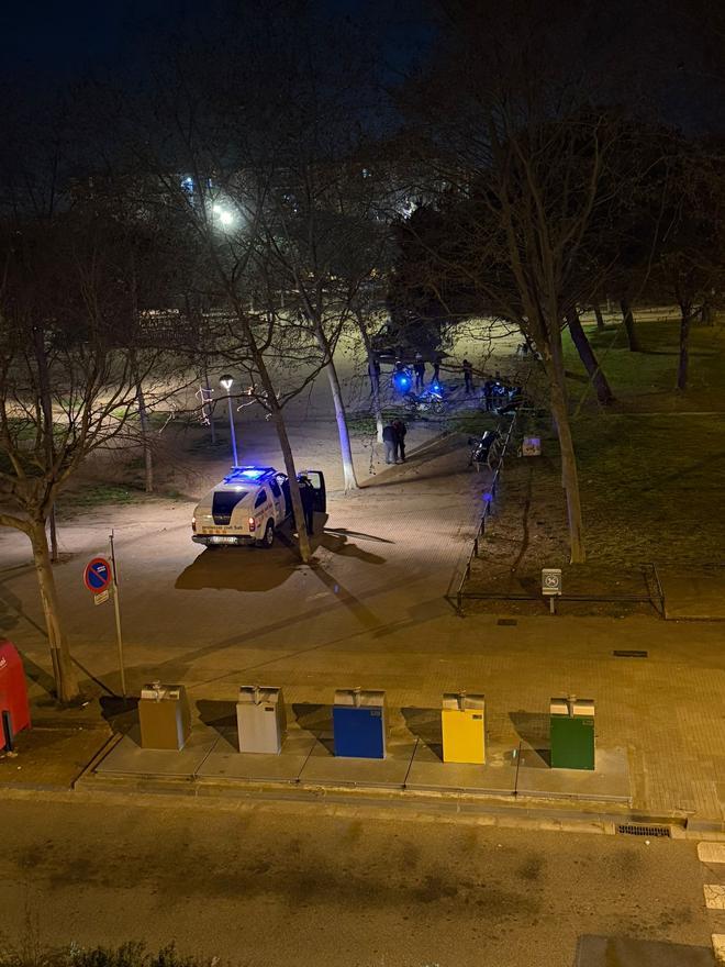 Presència policial al parc de la Massana de Salt, en una imatge nocturna de l’espai.
