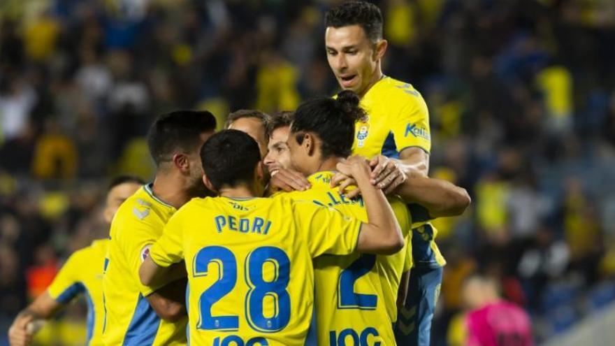 Los jugadores de la UD celebran el tanto de Eric Curbelo al Málaga.