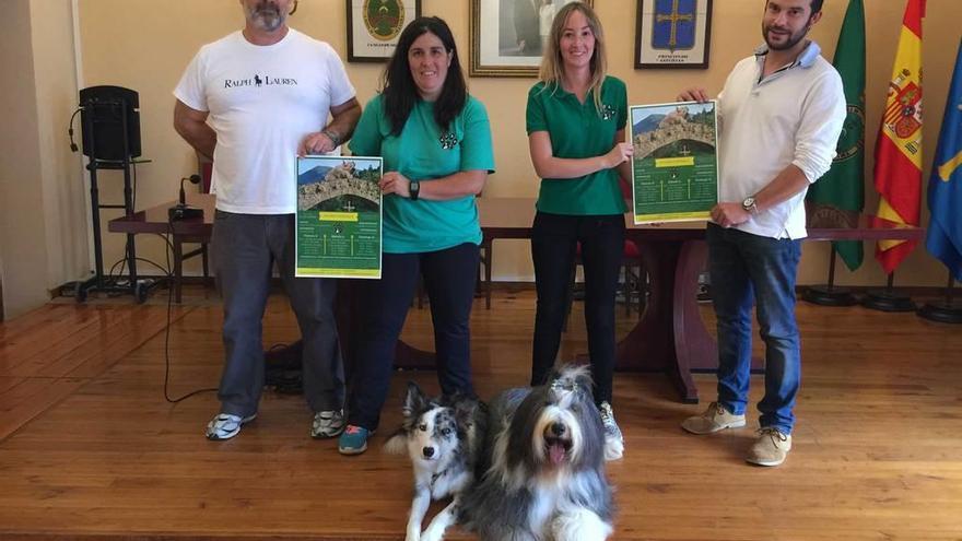 Por la izquierda, los impulsores del &quot;Agility&quot; Tote Joglar, Vero Fernández y Lucía Figaredo y el concejal Gonzalo Suero presentan el cartel.