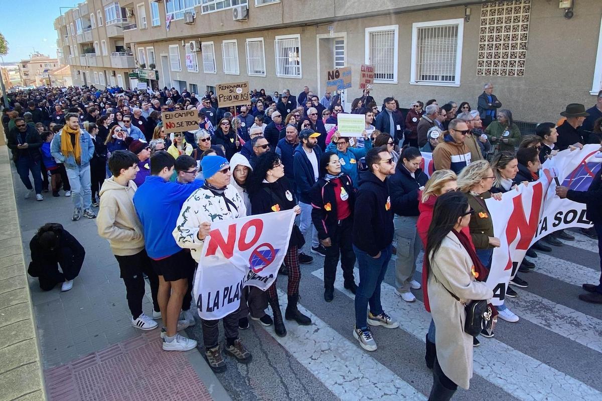 Manifestación en las calles de San Miguel de Salinas