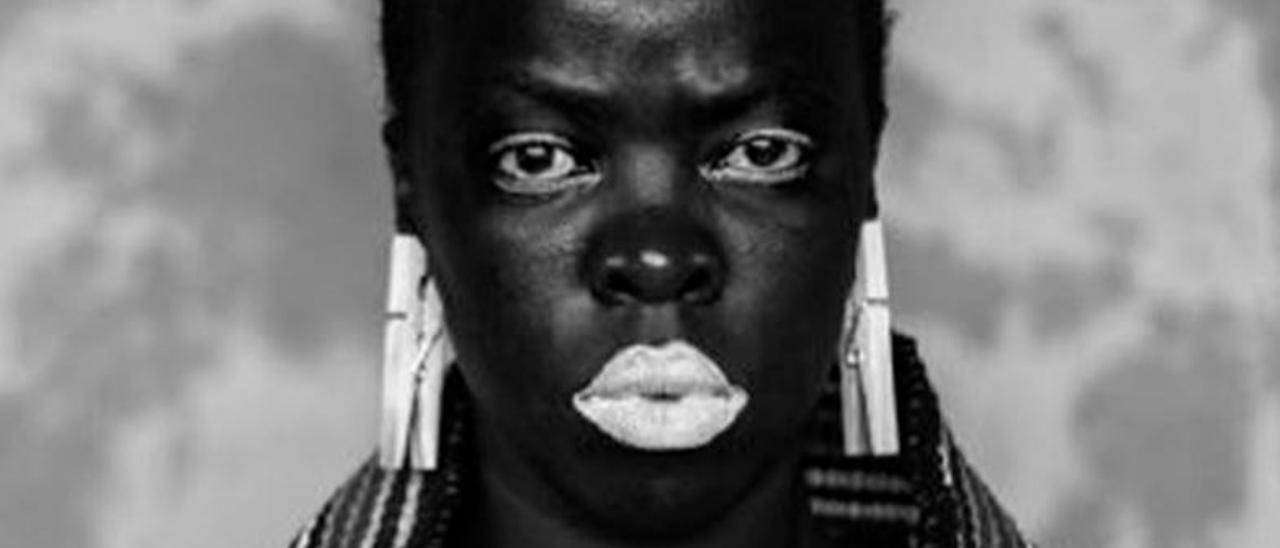 Zanele Muholi, en una fotografía de 2015. | IVAM