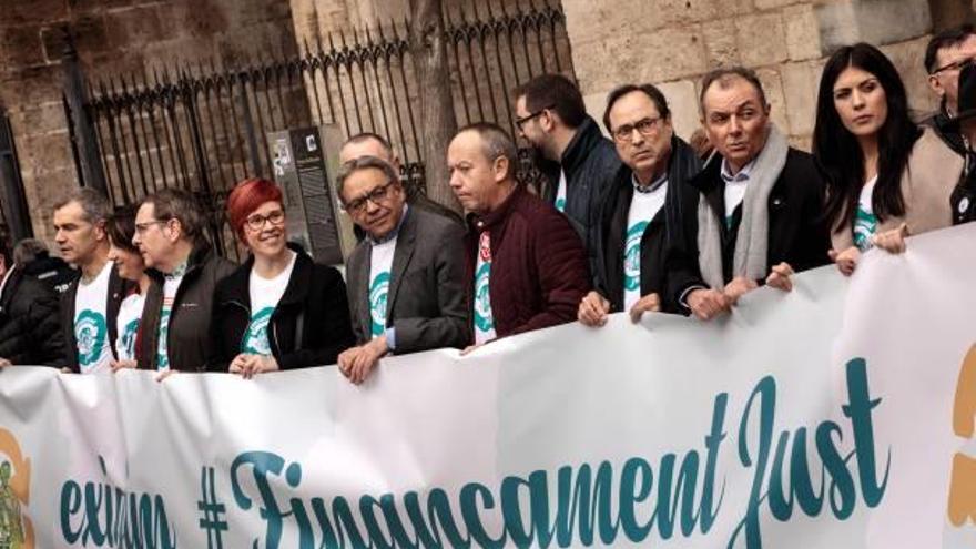 Un momento de la protesta que se celebró ayer en València con partidos, sindicatos y empresarios.