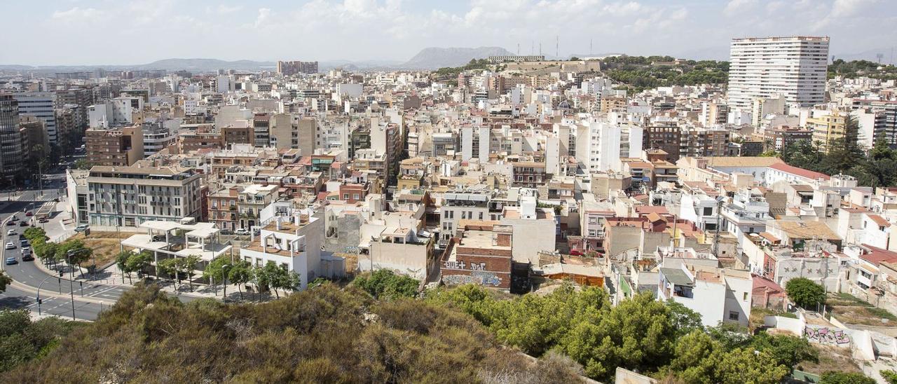 Vista parcial de la ciudad de Alicante, que ha perdido habitantes en la última renovación del padrón, al igual que otros grandes municipios de la provincia. | ÁXEL ÁLVAREZ