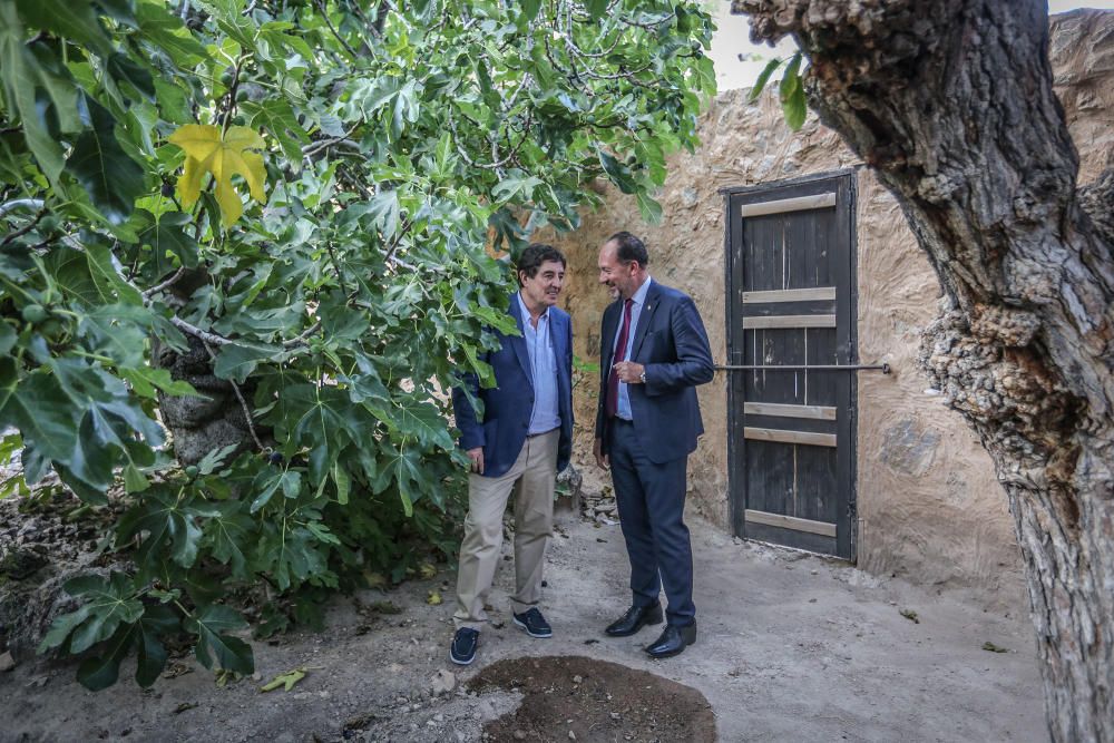 Los directivos de la reunión anual del Instituto Cervantes que acoge el Colegio Santo Domingo visitaron la casa museo Miguel Hernández, el museo de arte sacro y la Catedral