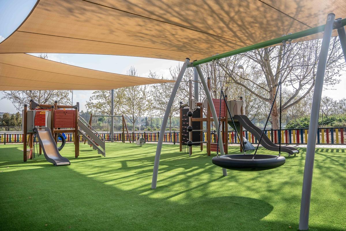 Vista general del parque infantil en la barriada de El Prado.