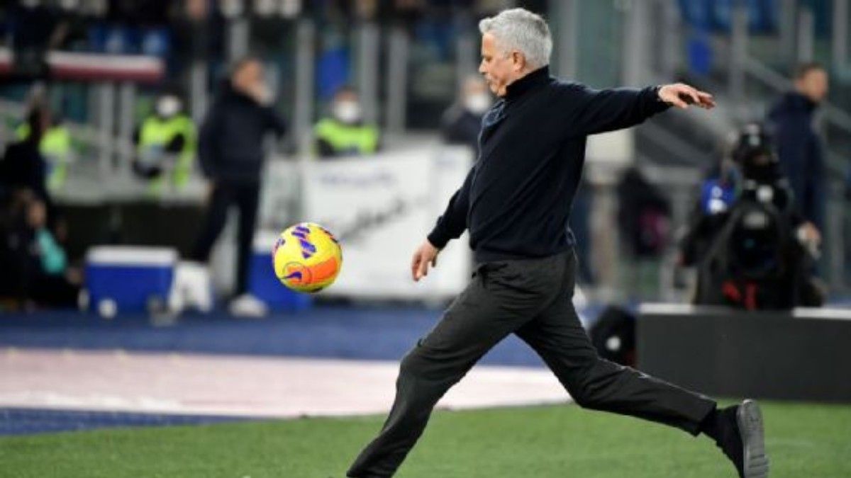 Mourinho, pateando el balón que desencadenó su expulsión