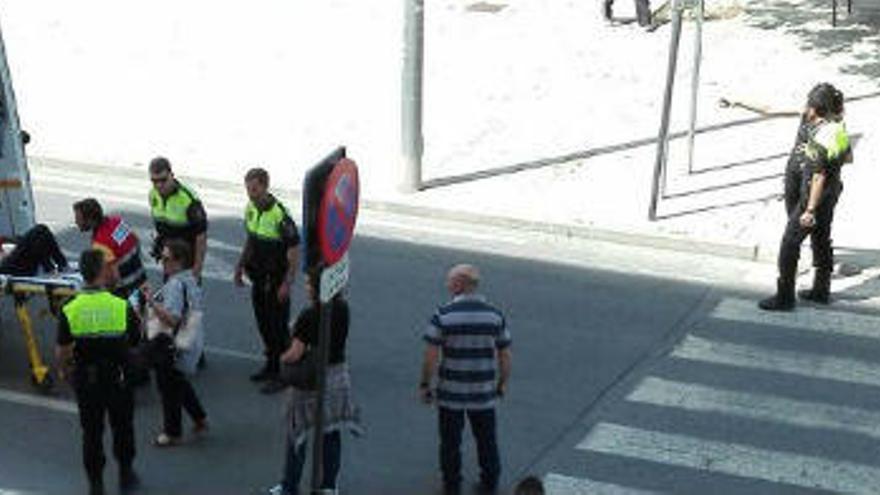 Momento en el que la joven es trasladada al Hospital de Elda