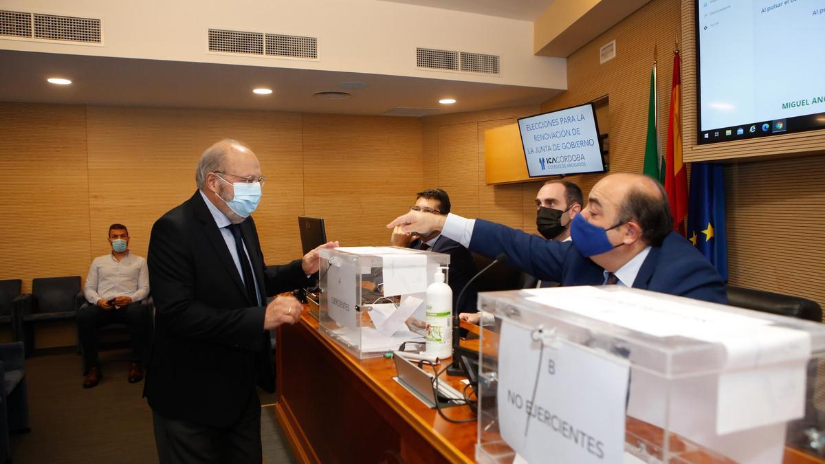 Carlos Arias, el decano actual, vota en las últimas elecciones.