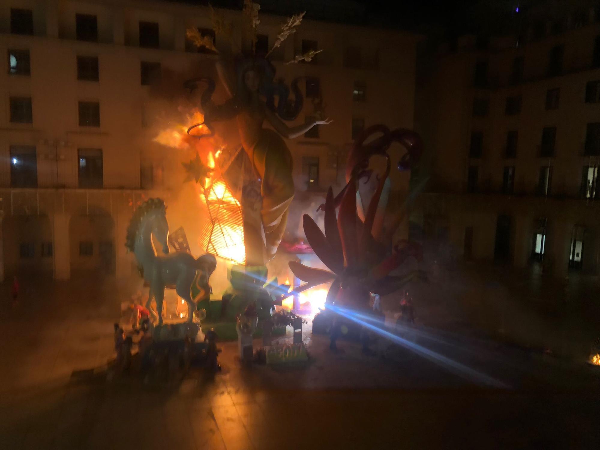 Cremà 2023 en imágenes: así se vive la Nit del Foc en Alicante