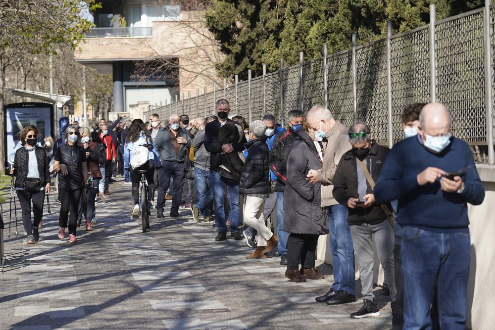 Llargues cues en la represa de la campanya d'AstraZeneca a Girona