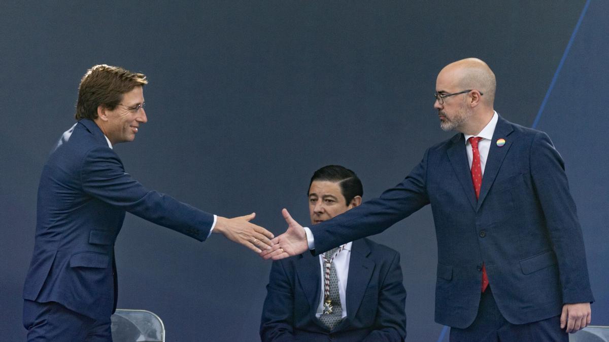 El delegado de Gobierno, Francisco Martín, saluda al alcalde de Madrid, José Luis Martínez-Almeida, en una imagen de archivo.