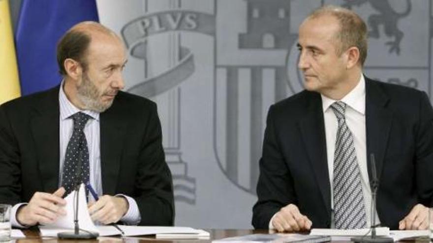 Rubalcaba y Sebastián, en la rueda de prensa posterior al Consejo de Ministros. / la opinión