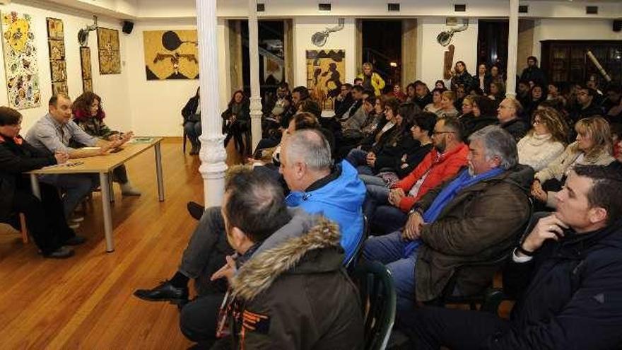 Asistentes, ayer, a la reunión convocada por la AMPA del colegio Sagrado Corazón Deza que tuvo lugar en el museo municipal de Lalín. // Bernabé/Javier Lalín