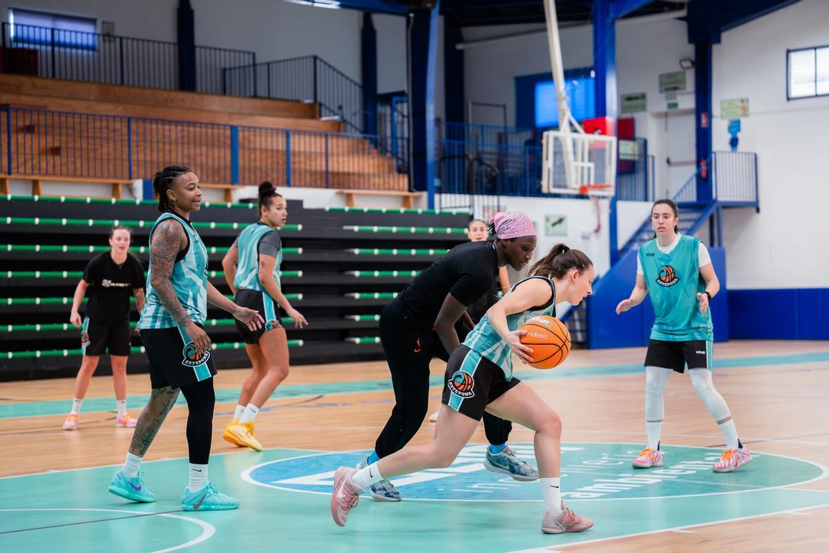 Imagen de un entrenamiento del CAB Estepona.