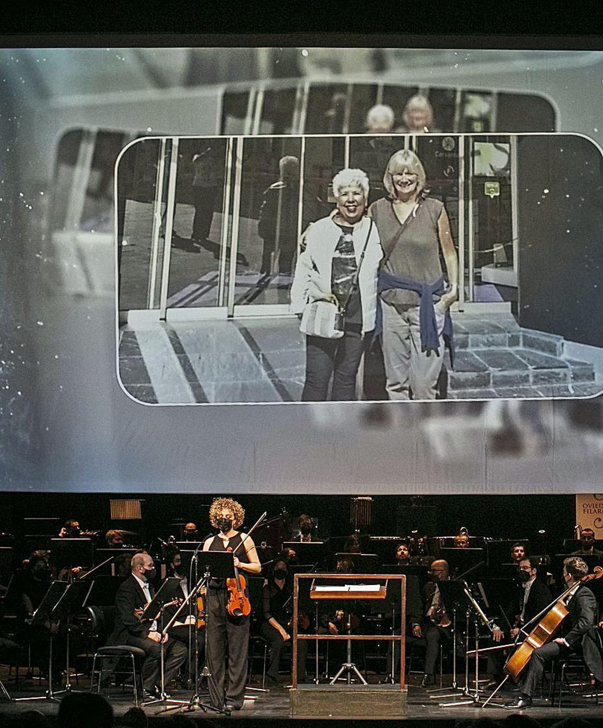 HOMENAJE A CONCHA QUIRÓS. El concierto sirvió para rendir tributo a la librera fallecida, cuya imagen aparece proyectada sobre el escenario. | I. Collín