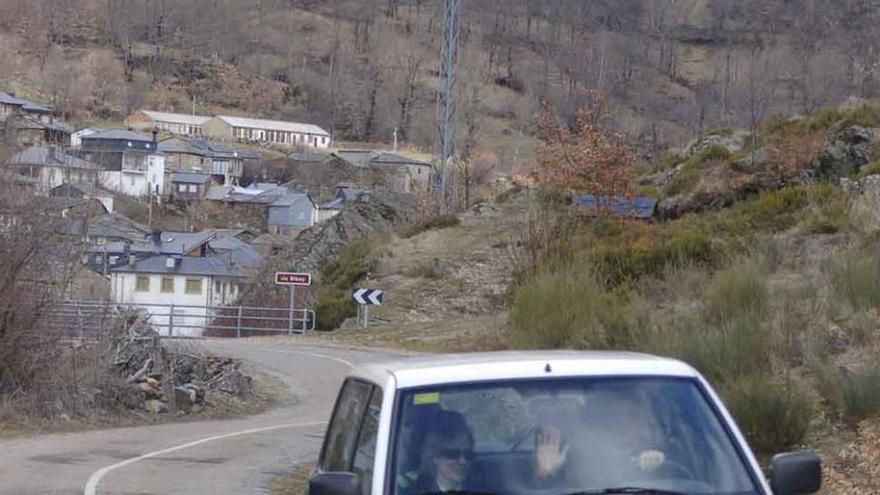 Un vehículo sanitario de la Junta circula por Porto.