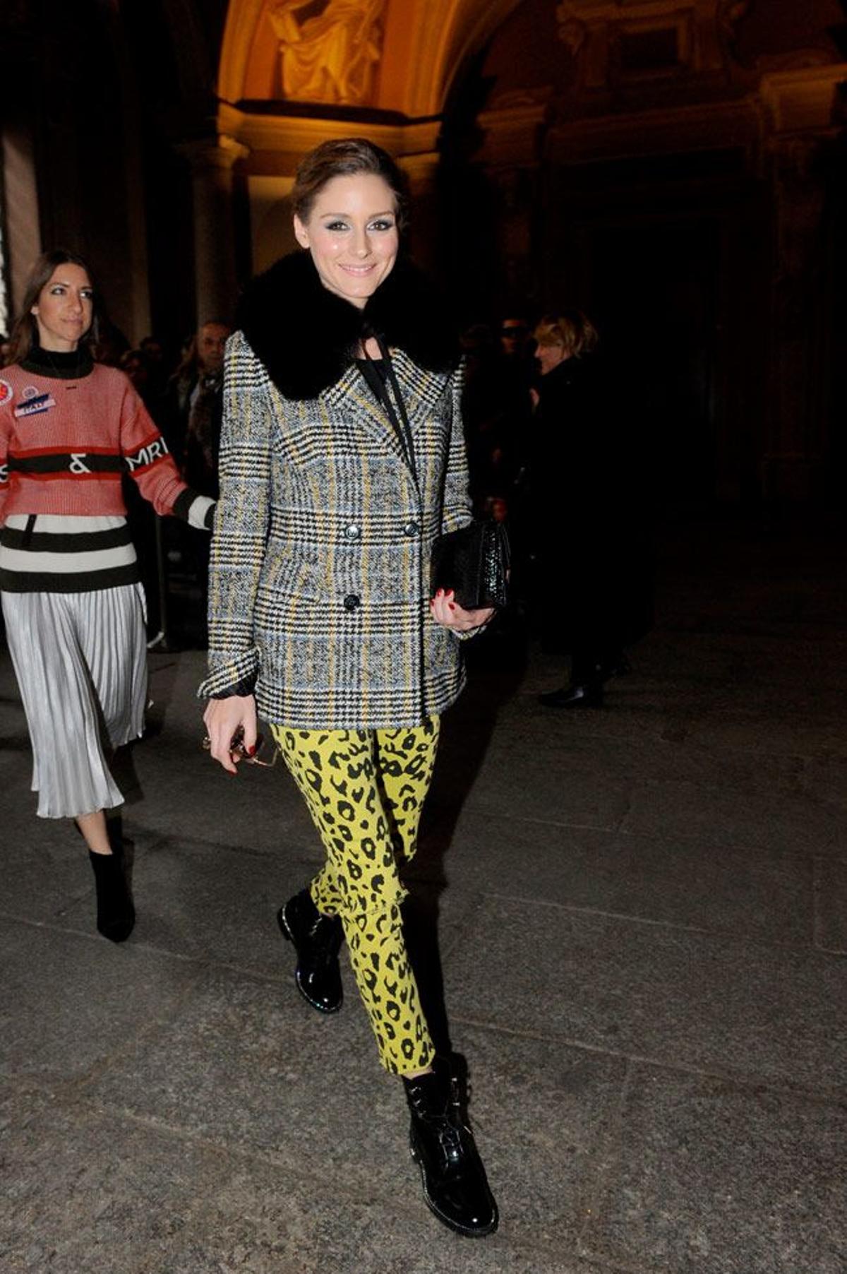 Olivia Palermo con abrigo de cuadros y pantalones amarillos con 'animal print'