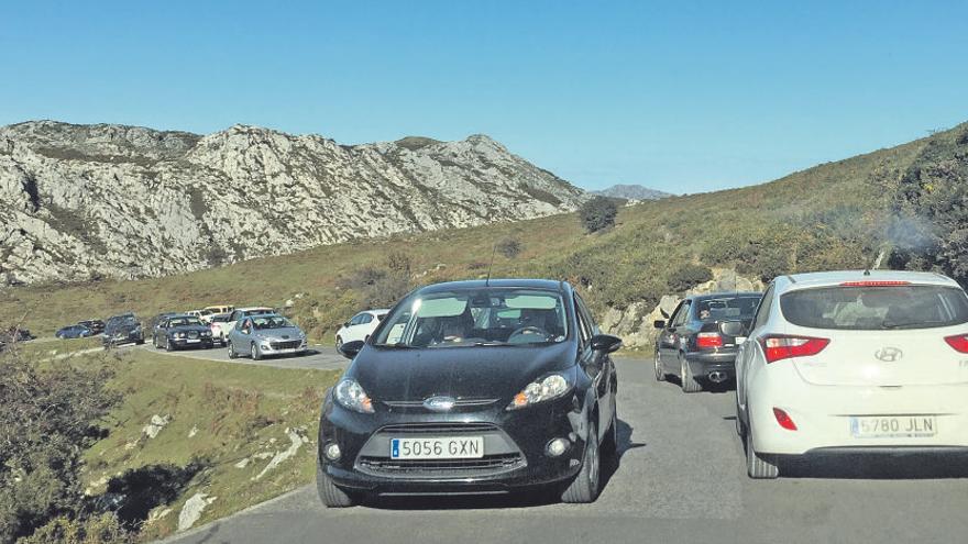 El Principado pide una &quot;reflexión pública&quot; sobre cómo reducir los coches que suben a los Lagos