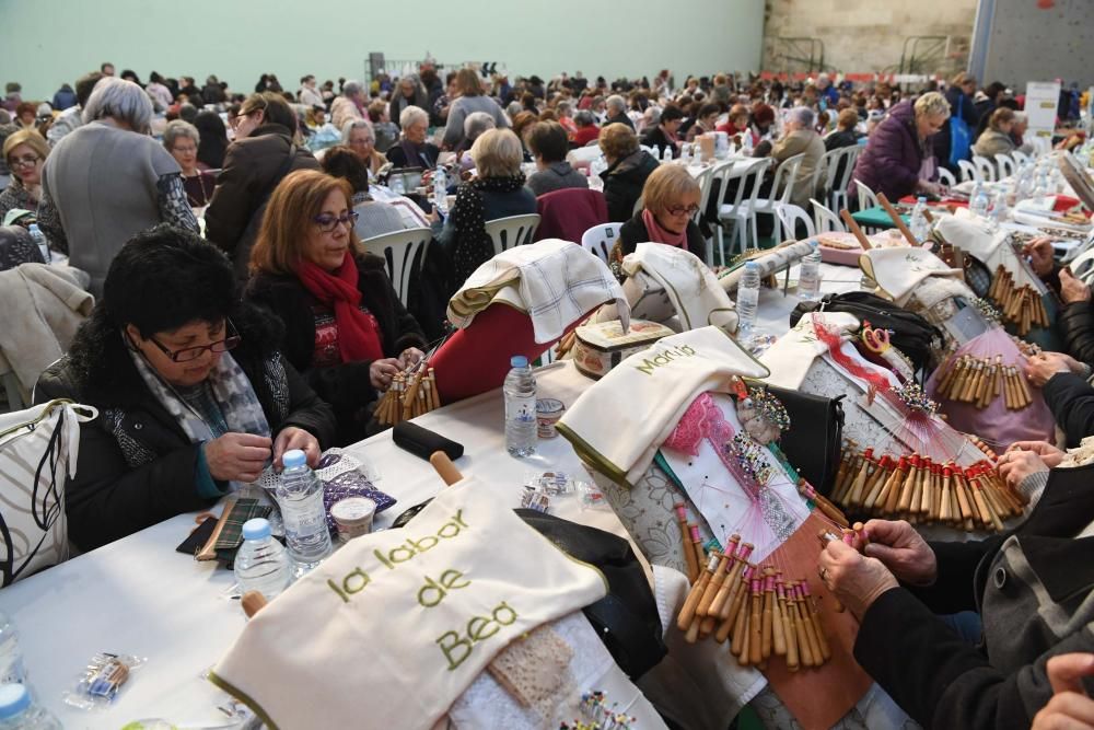 Casi un millar de aficionados a los bolillos, al patchwork y a las vainicas se desplegan en el frontón del Palacio de los Deportes de Riazor en el Encontro Multilabores, que cumple su 8ª edición.