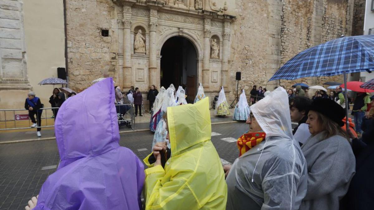 La Ofrenda más atípica deja lluvia en Alzira, emotividad en Algemesí y fervor en Cullera