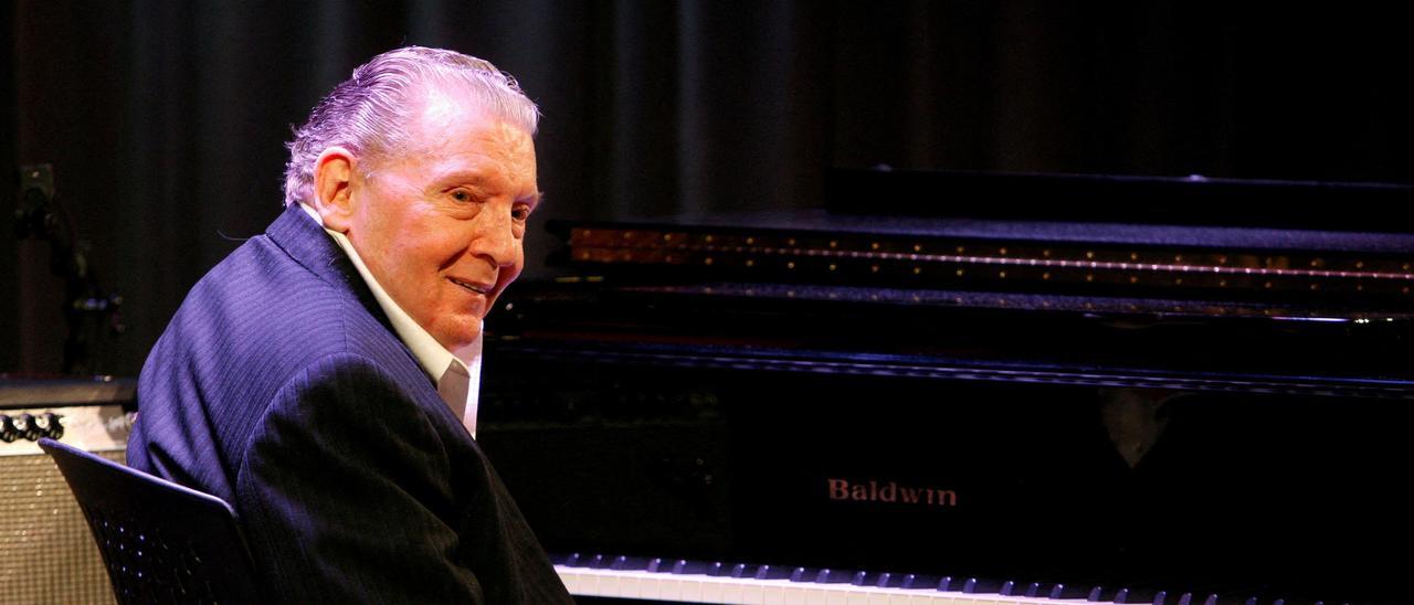 FILE PHOTO: Jerry Lee Lewis performs during his appearance at An Evening with Jerry Lee Lewis in Los Angeles