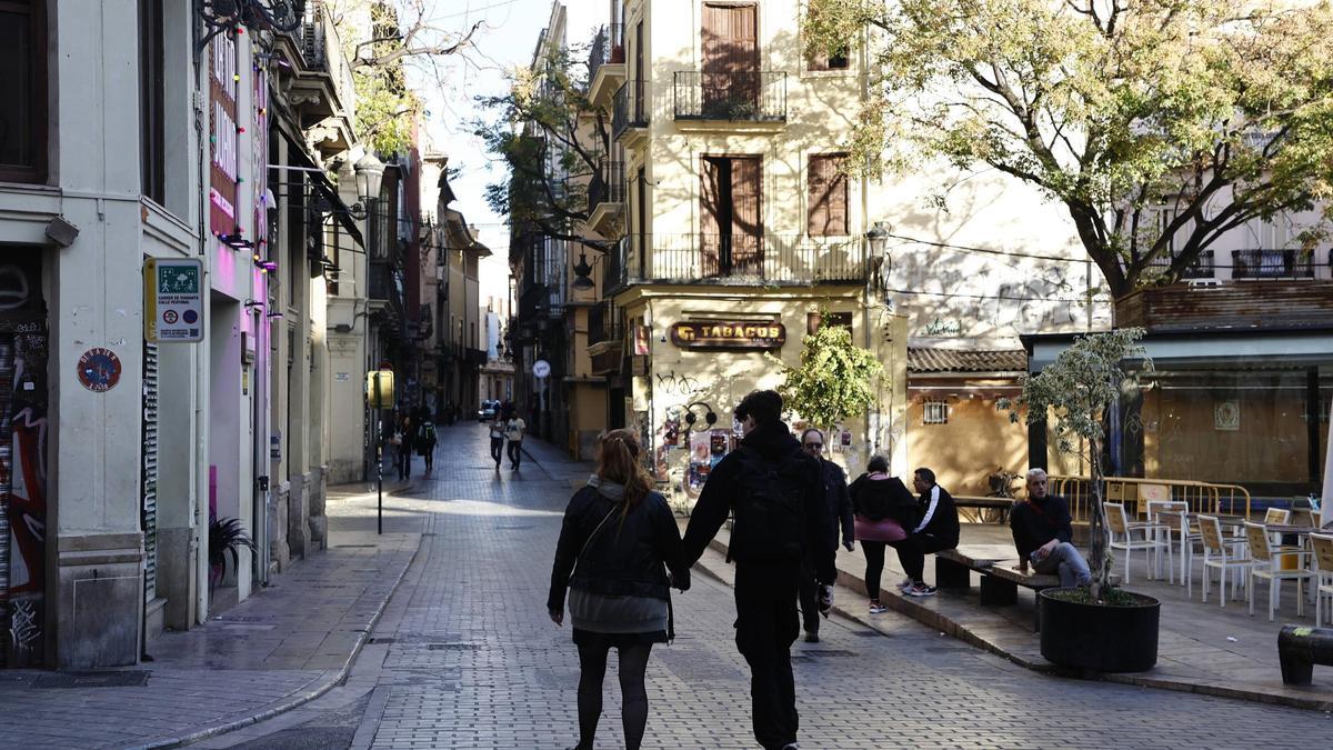 Una pareja pasea por la plaça del Tossal.