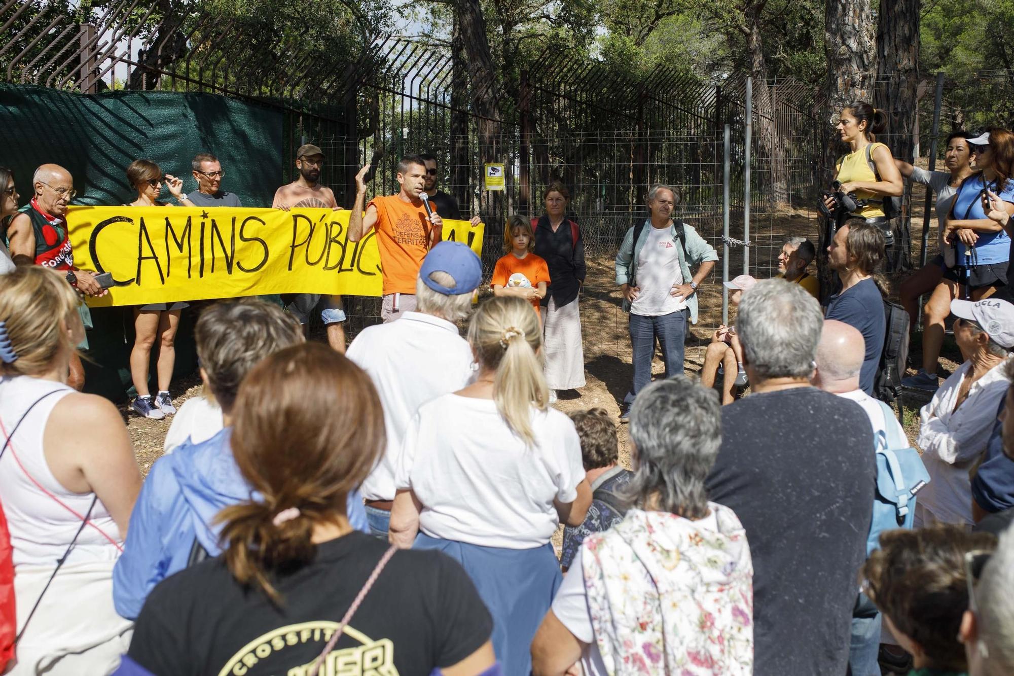 Els activistes han demanat la reobertura del camí de ronda al seu pas per Can Juncadella