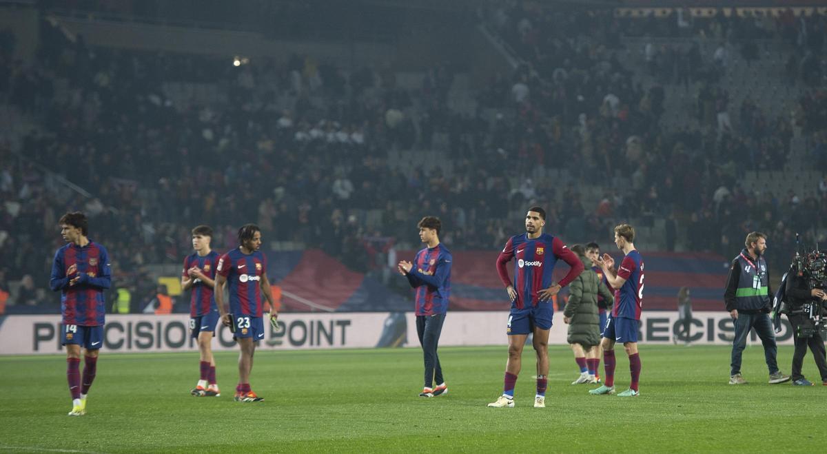 Los jugadores azulgrana abatidos sobre el terreno de juego al finalizar el partido de liga contra el Villarreal.