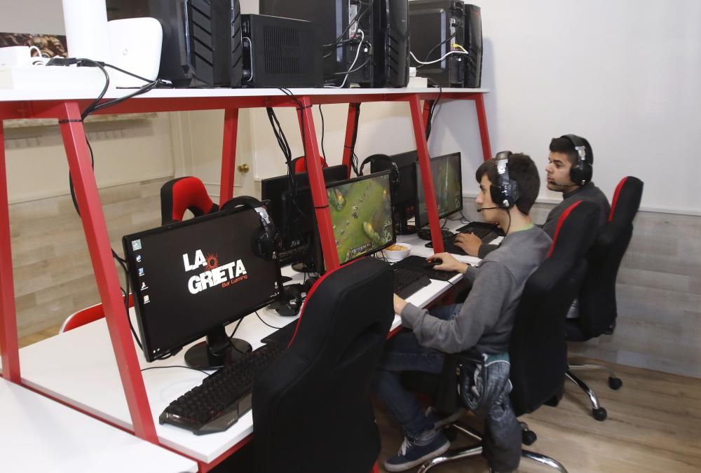 Los amantes de los videojuegos tienen en la ciudad olívica un nuevo espacio en el que disfrutar de los videojuegos y seguir los "eSports"