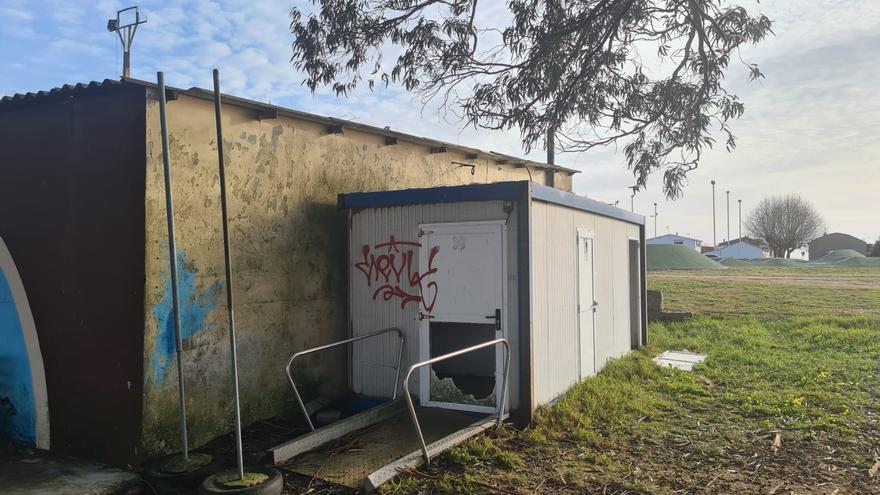 El PSOE denuncia el abandono al que está sometida la playa de As Sinas