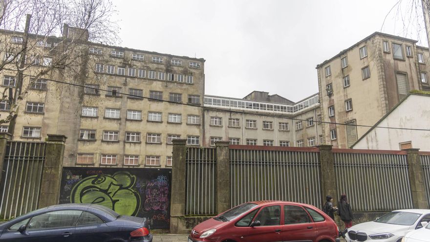 Surge un movimiento vecinal en el Ensanche de Santiago para frenar la demolición del viejo Colegio Peleteiro