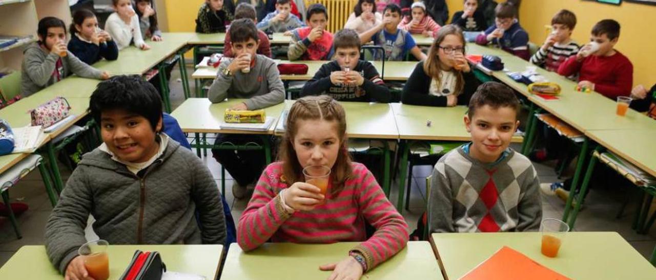 Alumnos del colegio Sabugo toman un zumo natural.