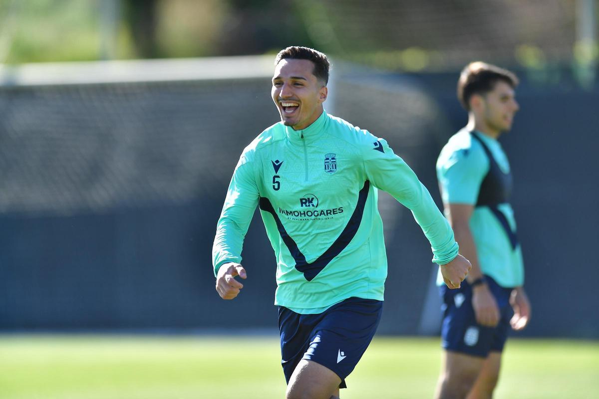 Imanol Baz, que será titular, durante un entrenamiento