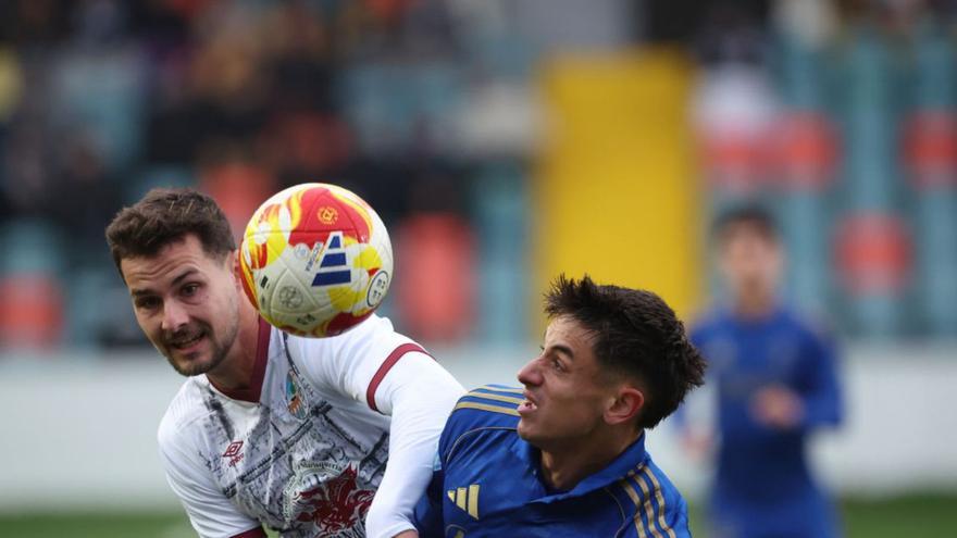 Omar Falah, a la derecha, disputa un balón con un jugador del Salamanca UDS.  | ÁREA 11