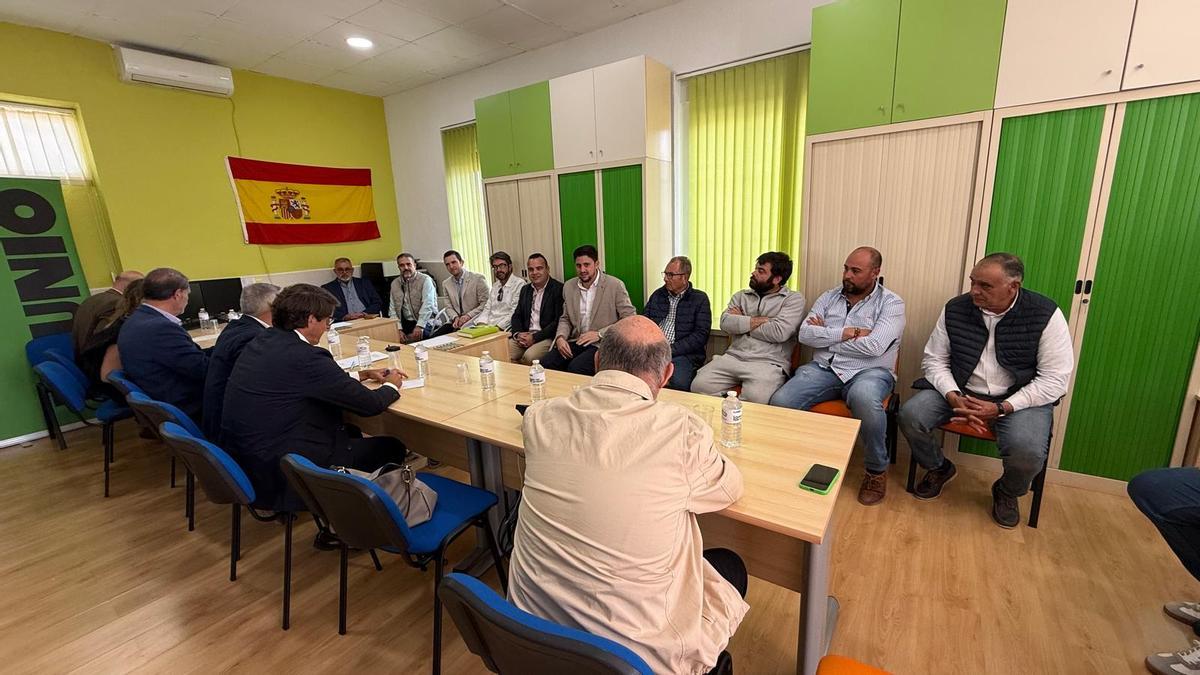 Un momento de la reunión entre la asociación agraria, la Generalitat y el Ayuntamiento de Elche
