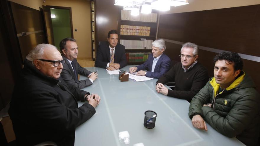 Salvador Mas, Carlos Pérez, Miguel Ángel Moreno, Juan Serrano, José Antonio Antón y Víctor González, en la notaría