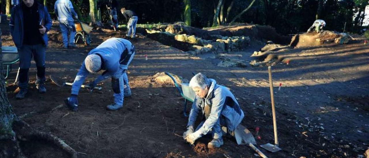 El actual responsable de la excavación Diego Piay, de pie, observa el trabajo que se lleva a cabo en Castro Alobre. // Iñaki Abella
