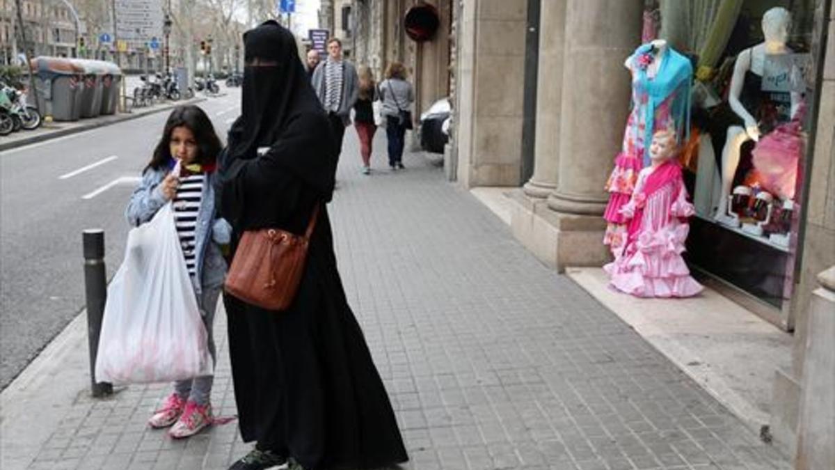 Una mujer con burka en la Gran Via, el pasado mes de marzo.
