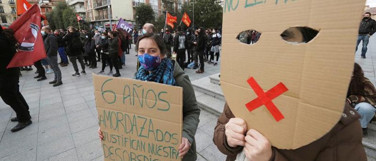 Doscientas personas piden sin incidentes la libertad de Hasel en Valladolid