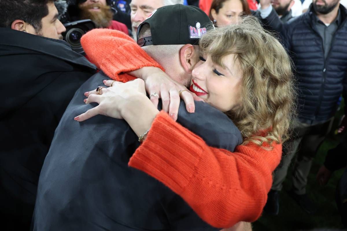 Taylor Swift abraza a Travis Kelce tras el triunfo de su equipo