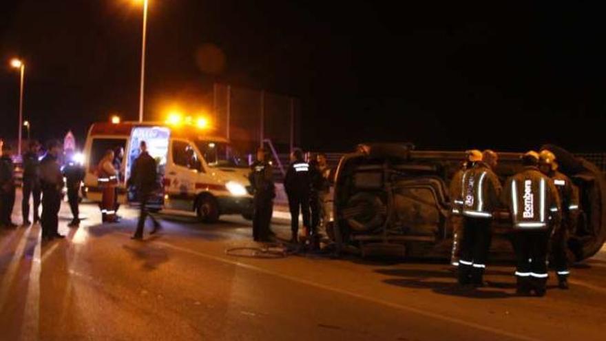 Imagen del vehículo, fuerzas de seguridad y SAMU en el lugar de los hechos.