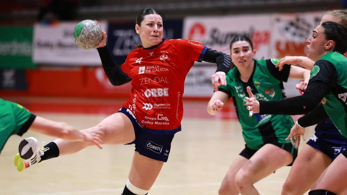 Caro Bono lanza durante el partido de ayer.