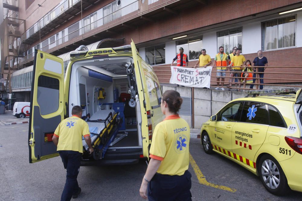 Vaga del transport sanitari gironí amb presència de piquets