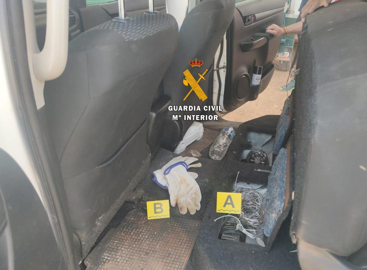 Lazos hallados en el vehículo de uno de los investigados.