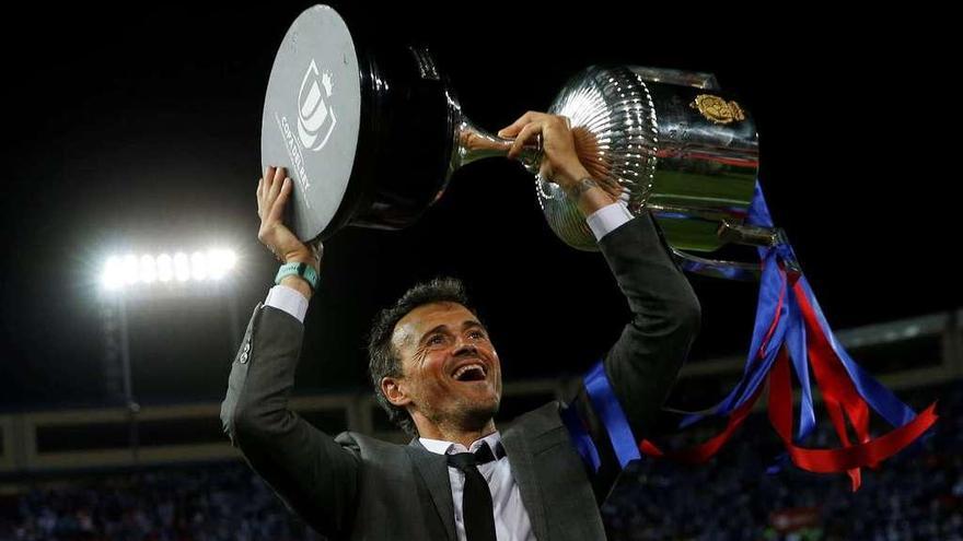 Luis Enrique muestra la Copa del Rey a sus aficionados. // Efe